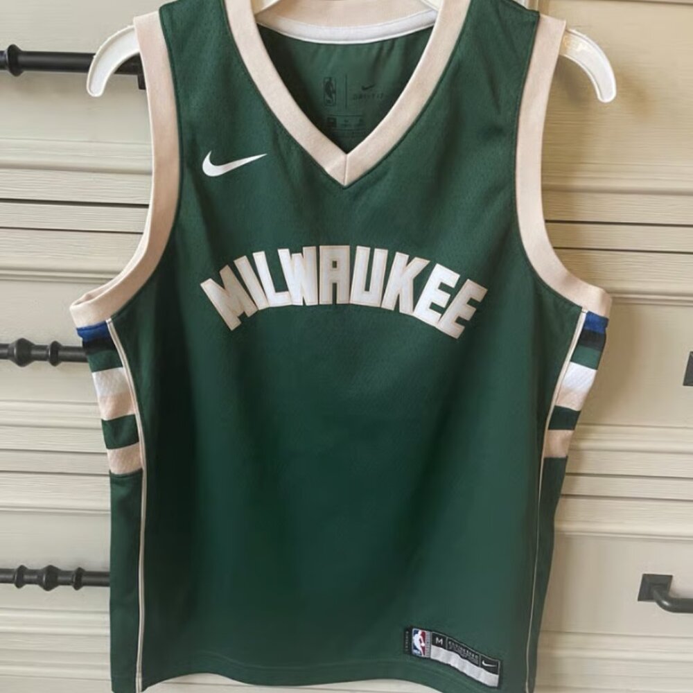 Milwaukee bucks jersey size medium